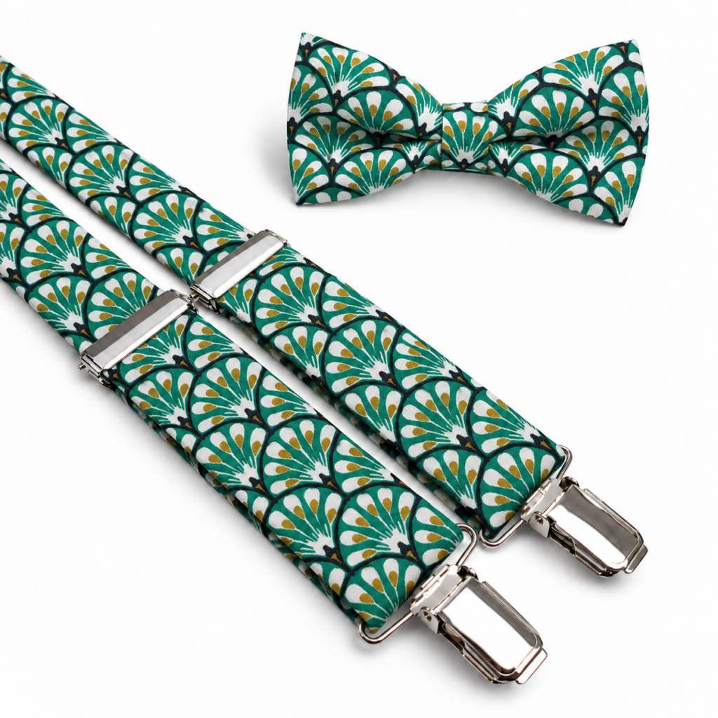 Pajarita y Tirantes Art Deco Verde para hombre fabricados artesanalmente a mano en el taller de Pajaritas con Jota en Murcia, España. El conjunto está confeccionado con un elegante tejido de inspiración Art Déco formado por motivos geométricos repetidos en forma de abanico que combinan verde esmeralda, verde oscuro, blanco, negro y pequeños detalles mostaza. La pajarita presenta el mismo estampado que los tirantes para conseguir un conjunto completamente coordinado. Los tirantes incorporan reguladores y pinzas metálicas en acabado plateado que permiten adaptar la longitud y sujetarlos cómodamente al pantalón. Es un complemento ideal para bodas, novios, invitados, padrinos, comuniones, bautizos, graduaciones y eventos especiales. Combina especialmente bien con trajes azul marino, beige, gris, verde botella o negro y camisas blancas, crema, marfil, azul celeste o verde claro. ALT text in English Green Art Deco bow tie and suspenders set for men, handmade in the Pajaritas con Jota workshop in Murcia, Spain. The matching bow tie and suspenders feature an elegant geometric Art Deco inspired fabric with repeated fan-shaped motifs in emerald green, dark green, white, black and mustard tones. The suspenders include polished silver-tone metal adjusters and strong metal clips that allow the length to be adjusted and the straps to be attached securely to trousers. This original men's accessory set is ideal for weddings, grooms, wedding guests, best men, baptisms, communions, graduations, celebrations and special events. It pairs beautifully with navy blue, beige, sand, grey, dark green or black suits and with white, cream, ivory, light blue or pale green shirts. A distinctive handmade accessory made in Spain and an original gift idea for men. Texte ALT en français Ensemble nœud papillon et bretelles Art Déco Vertes pour homme, fabriqué artisanalement dans l'atelier Pajaritas con Jota à Murcie, en Espagne. Le nœud papillon et les bretelles sont confectionnés dans le même tissu géométrique inspiré du style Art Déco, avec des motifs répétés en forme d'éventail associant vert émeraude, vert foncé, blanc, noir et petites touches moutarde. Les bretelles disposent de réglages métalliques et de pinces finition argentée permettant d'adapter facilement leur longueur et de les fixer au pantalon. Cet ensemble original est idéal pour les mariages, mariés, invités, témoins, communions, baptêmes, remises de diplômes et événements spéciaux. Il se marie particulièrement bien avec des costumes bleu marine, beige, gris, vert foncé ou noir et avec des chemises blanches, crème, ivoire, bleu ciel ou vert clair. Un accessoire élégant fait main en Espagne, également parfait comme cadeau original. Testo ALT in italiano Set da uomo con papillon e bretelle Art Déco Verdi realizzato artigianalmente nel laboratorio Pajaritas con Jota a Murcia, in Spagna. Il papillon e le bretelle sono confezionati nello stesso elegante tessuto geometrico ispirato allo stile Art Déco, con motivi ripetuti a forma di ventaglio nei colori verde smeraldo, verde scuro, bianco, nero e piccoli dettagli senape. Le bretelle sono dotate di regolatori metallici e clip con finitura argentata che permettono di regolarne facilmente la lunghezza e fissarle comodamente ai pantaloni. Questo originale set di accessori maschili è ideale per matrimoni, sposi, invitati, testimoni, comunioni, battesimi, lauree, feste ed eventi speciali. Si abbina perfettamente a completi blu navy, beige, grigi, verde scuro o neri e a camicie bianche, crema, avorio, azzurro chiaro o verde tenue. È inoltre un'ottima idea regalo artigianale realizzata a mano in Spagna. ¿Te gusta esta personalidad?