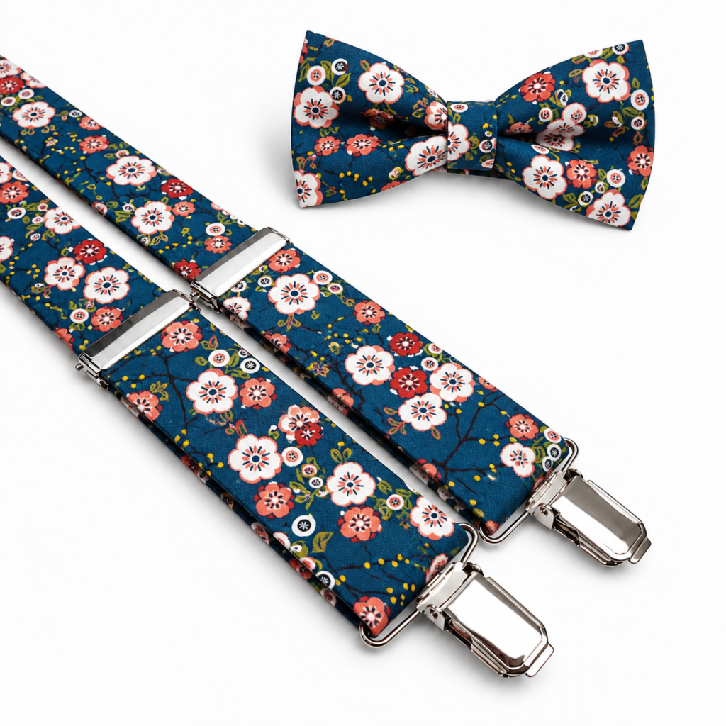 Pajarita y Tirantes Jardín Japonés para hombre fabricados artesanalmente a mano en el taller de Pajaritas con Jota en Murcia, España. El conjunto está confeccionado con un elegante tejido de fondo azul petróleo decorado con un estampado floral de inspiración japonesa formado por flores blancas, coral, rosas y rojizas, pequeñas hojas verdes, ramas oscuras y delicados detalles amarillos. La pajarita está realizada con el mismo tejido que los tirantes para crear un conjunto completamente coordinado. Los tirantes incorporan reguladores metálicos y pinzas plateadas para ajustar la longitud y sujetarlos cómodamente al pantalón. Es un complemento original para bodas, novios, invitados, padrinos, comuniones, bautizos, graduaciones y eventos especiales. Combina especialmente bien con trajes azul marino, gris, beige, arena o negro y camisas blancas, azul celeste, crema, marfil o rosa claro. ALT text in English Japanese Garden bow tie and suspenders set for men, handmade in the Pajaritas con Jota workshop in Murcia, Spain. The matching bow tie and suspenders feature an elegant petrol blue fabric decorated with a Japanese-inspired floral print composed of white, coral, pink and reddish flowers, small green leaves, dark branches and delicate yellow details. The suspenders include polished silver-tone metal adjusters and sturdy metal clips that allow the length to be adjusted and attached securely to trousers. This original men's accessory set is ideal for weddings, grooms, wedding guests, best men, baptisms, communions, graduations, celebrations and special events. It pairs beautifully with navy blue, grey, beige, sand or black suits and with white, light blue, cream, ivory or pale pink shirts. A distinctive handmade men's accessory made in Spain and an excellent original gift idea. Texte ALT en français Ensemble nœud papillon et bretelles Jardin Japonais pour homme, fabriqué artisanalement dans l'atelier Pajaritas con Jota à Murcie, en Espagne. Le nœud papillon et les bretelles sont confectionnés dans le même tissu bleu pétrole décoré d'un élégant motif floral d'inspiration japonaise composé de fleurs blanches, corail, roses et rouges, de petites feuilles vertes, de branches foncées et de délicates touches jaunes. Les bretelles disposent de réglages métalliques et de pinces finition argentée permettant d'ajuster facilement leur longueur et de les fixer au pantalon. Cet ensemble original est idéal pour les mariages, mariés, invités, témoins, communions, baptêmes, remises de diplômes et événements spéciaux. Il se marie parfaitement avec des costumes bleu marine, gris, beige, sable ou noirs et avec des chemises blanches, bleu ciel, crème, ivoire ou rose clair. Accessoire masculin élégant et fait main en Espagne. Testo ALT in italiano Set da uomo con papillon e bretelle Giardino Giapponese realizzato artigianalmente nel laboratorio Pajaritas con Jota a Murcia, in Spagna. Il papillon e le bretelle sono confezionati nello stesso elegante tessuto blu petrolio decorato con una stampa floreale ispirata ai giardini giapponesi, composta da fiori bianchi, corallo, rosa e rossi, piccole foglie verdi, rami scuri e delicati dettagli gialli. Le bretelle sono dotate di regolatori metallici e clip con finitura argentata che permettono di regolare facilmente la lunghezza e fissarle comodamente ai pantaloni. Questo set originale è ideale per matrimoni, sposi, invitati, testimoni, comunioni, battesimi, lauree, feste ed eventi speciali. Si abbina perfettamente a completi blu navy, grigi, beige, sabbia o neri e a camicie bianche, azzurro chiaro, crema, avorio o rosa tenue. Accessorio maschile fatto a mano in Spagna e ideale anche come regalo originale.