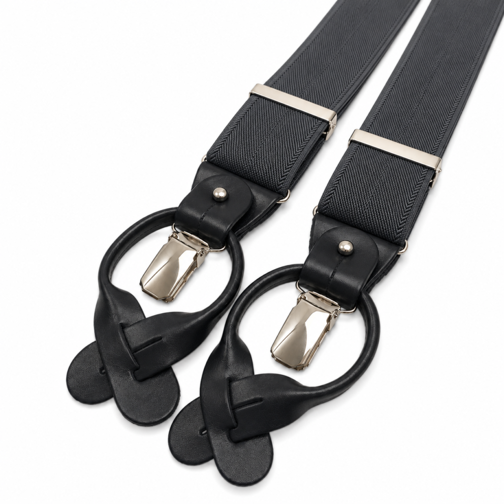 Tirantes gris oscuro de doble uso con piel natural negra, pinzas metálicas plateadas y correas para botones, confeccionados por Pajaritas con Jota.