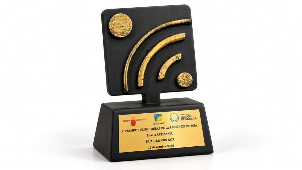 Trofeo del Premio Artesanía 2026 concedido a Pajaritas con Jota en los XI Premios de Turismo Rural de la Región de Murcia.