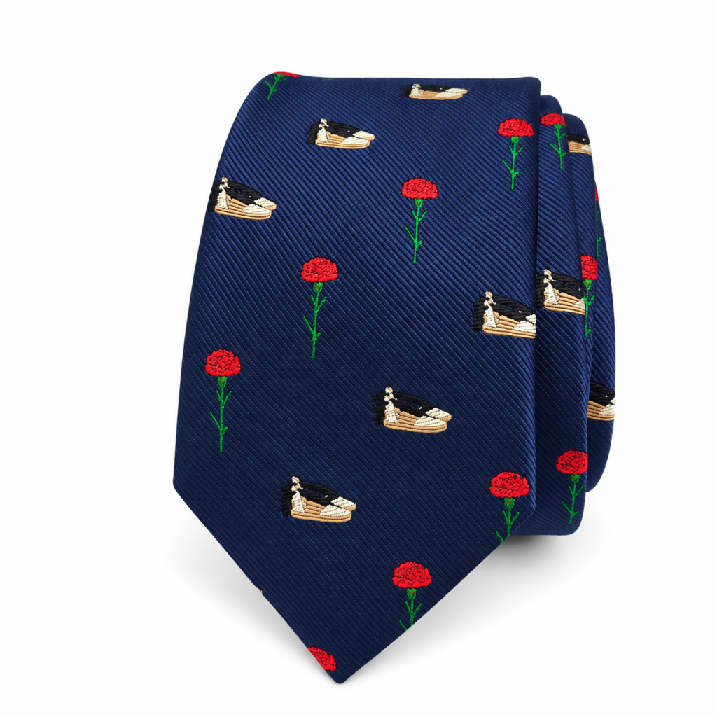 Claro. Te preparo un contenido completamente nuevo, pensado para WooCommerce/WordPress y SEO, evitando reutilizar el texto de la Corbata Faro y centrando todas las palabras clave en esparteñas, claveles, Murcia, artesanía, bodas y ceremonia. Corbata Esparteñas y Claveles artesanal azul marino La Corbata Esparteñas y Claveles es una corbata artesanal para hombre que combina tradición, elegancia y un diseño especialmente original. Sobre un elegante fondo azul marino intenso aparecen pequeños claveles rojos con tallos verdes y delicadas esparteñas en tonos beige, crema, negro y marrón, creando una composición llena de personalidad y con claras referencias a la artesanía y las tradiciones españolas. Su combinación de colores consigue un equilibrio perfecto entre una corbata formal y un complemento diferente. El azul marino aporta elegancia y versatilidad, mientras que el rojo de los claveles introduce un punto de color llamativo y las pequeñas esparteñas añaden un detalle singular que convierte esta pieza en una corbata fácilmente reconocible. Cada Corbata Esparteñas y Claveles para hombre está confeccionada cuidadosamente a mano en nuestro taller artesanal de Murcia, prestando especial atención al corte, las costuras, la colocación del tejido y los acabados. Corbata azul marino con esparteñas y claveles El diseño de esta corbata destaca por la combinación de dos motivos muy especiales: las esparteñas tradicionales y los claveles rojos. Las pequeñas esparteñas aparecen distribuidas sobre el fondo azul marino en tonos claros, beige y negro. Entre ellas encontramos claveles de un rojo intenso acompañados de pequeños tallos verdes. Esta mezcla genera un estampado alegre, elegante y diferente, capaz de destacar sin resultar excesivamente llamativo. El resultado es una corbata original para hombre que conserva la elegancia necesaria para llevar con traje, americana o conjuntos de ceremonia. Es una excelente alternativa para quienes buscan escapar de las clásicas corbatas lisas, de rayas o de pequeños lunares y desean incorporar a su estilismo un complemento con mayor personalidad. Corbata perfecta para bodas y ceremonias La Corbata Esparteñas y Claveles Azul Marino es especialmente apropiada para bodas, comuniones, bautizos y todo tipo de celebraciones y eventos especiales. Puede ser una elección perfecta para: - Novios que buscan una corbata diferente. - Padrinos de boda. - Testigos. - Hermanos y familiares de los novios. - Invitados de boda. - Comuniones. - Bautizos. - Graduaciones. - Aniversarios. - Fiestas familiares. - Cenas y celebraciones. - Eventos profesionales y corporativos. Su fondo azul marino mantiene una estética elegante mientras que los pequeños claveles y esparteñas introducen un detalle especial que permite diferenciar el conjunto. Para un novio, puede ser una excelente opción si desea incorporar un complemento con personalidad sin renunciar a un traje elegante y clásico. Cómo combinar la Corbata Esparteñas y Claveles Gracias a la combinación de azul marino, rojo, verde, beige y negro, esta corbata ofrece numerosas posibilidades para combinarla con diferentes colores de traje y camisa. Con un traje azul marino, la corbata crea un conjunto coordinado y muy elegante. Los claveles rojos y las esparteñas destacan sobre el azul aportando contraste. Con un traje gris marengo, gris antracita o gris medio se consigue una combinación sofisticada, perfecta para bodas y celebraciones de tarde. Los trajes gris claro funcionan especialmente bien para bodas de primavera y verano, proporcionando un aspecto más luminoso. También combina de manera excelente con trajes beige, arena, camel o tostados, ya que los tonos de las esparteñas armonizan perfectamente con estos colores. Es una combinación especialmente atractiva para bodas de día, ceremonias al aire libre o celebraciones con un estilo más mediterráneo. Otra posibilidad es combinarla con un traje verde botella, utilizando el verde de los tallos de los claveles como punto de unión entre la corbata y el traje. Un traje burdeos o granate oscuro puede igualmente crear un conjunto original al relacionarse con los tonos rojizos de los claveles. Para un estilismo clásico y con mucho contraste también puede utilizarse con traje negro. Qué camisa utilizar con esta corbata La opción más sencilla y elegante es una camisa blanca, que permite que todos los colores del estampado destaquen y proporciona un conjunto limpio y sofisticado. También queda especialmente bien con: Camisa azul celeste: crea una combinación suave y elegante con el fondo azul marino. Camisa azul muy claro: perfecta para bodas y celebraciones de día. Camisa gris perla: aporta un estilo contemporáneo y sofisticado. Camisa marfil: combina especialmente bien con los tonos beige de las esparteñas. Camisa beige muy clara: una opción cálida para combinar con trajes arena o camel. Camisa rosa muy pálido: permite crear una combinación diferente relacionándose de manera sutil con los claveles rojos. Para mantener el protagonismo de la corbata recomendamos elegir principalmente camisas lisas. Una corbata original inspirada en la tradición Las esparteñas son uno de los elementos más reconocibles de la artesanía tradicional mediterránea y española. Incorporarlas a una corbata permite transformar un elemento popular y tradicional en un complemento masculino elegante y contemporáneo. Los claveles aportan color al diseño y completan una composición llena de carácter. Esta unión convierte a la Corbata Esparteñas y Claveles en una pieza especialmente interesante para quienes disfrutan de los diseños relacionados con España, Murcia, el Mediterráneo, las tradiciones, la artesanía y los complementos originales. Es una corbata con identidad propia que puede utilizarse tanto en Murcia como en cualquier lugar por personas que quieran llevar un pequeño guiño a nuestras tradiciones. Una idea original para regalar a un hombre La Corbata Esparteñas y Claveles también puede convertirse en un regalo original para hombre. Su diseño permite sorprender con algo mucho más personal que una corbata convencional y es perfecta para regalar en: cumpleaños, aniversarios, Navidad, Día del Padre, bodas, jubilaciones, celebraciones familiares, regalos de empresa o acontecimientos especiales. También puede ser una excelente idea para regalar a un padrino o testigo de boda, a familiares, amigos o personas que tengan una relación especial con Murcia, España, la artesanía o las tradiciones mediterráneas. Su original estampado hace que sea un complemento que llama la atención nada más abrir el regalo. Fabricada artesanalmente en nuestro taller de Murcia Cada Corbata Esparteñas y Claveles se confecciona a mano en nuestro propio taller. Trabajamos cada pieza individualmente cuidando el corte del tejido, la confección, las costuras, la forma y los acabados finales. Nuestra filosofía se basa en crear complementos artesanales para hombre con diseños diferentes a los habituales, aportando personalidad a piezas clásicas como la corbata. Comprar una corbata artesanal supone elegir un producto realizado con dedicación y atención al detalle frente a los accesorios producidos de forma completamente industrial. Corbata original para hombre hecha a mano Si buscas una corbata azul marino para hombre, una corbata artesanal, una corbata original para boda, una corbata para novio, una corbata para invitado de boda, una corbata para padrino, una corbata para comunión, una corbata para bautizo, una corbata con claveles, una corbata con esparteñas, una corbata inspirada en España, una corbata artesanal de Murcia o un regalo original para hombre, la Corbata Esparteñas y Claveles es una opción especialmente diferente. Su fondo azul marino facilita su combinación con numerosos colores de traje, mientras que los claveles rojos, sus tallos verdes y las pequeñas esparteñas en tonos beige y oscuros aportan el toque de personalidad. Una corbata creada para quienes quieren vestir elegantes sin llevar exactamente lo mismo que todos los demás. SEO recomendado para WordPress Nombre del producto: Corbata Esparteñas y Claveles Frase clave objetivo: Corbata Esparteñas y Claveles Título SEO: Corbata Esparteñas y Claveles | Artesanal para Hombre Slug recomendado: corbata-espartenas-claveles Meta descripción: Corbata Esparteñas y Claveles azul marino para hombre, confeccionada artesanalmente en Murcia. Original para bodas, novios, invitados y regalos. Palabras clave relacionadas: corbata esparteñas y claveles, corbata con esparteñas, corbata con claveles, corbata azul marino hombre, corbata artesanal hombre, corbata artesanal Murcia, corbata española, corbata original hombre, corbata boda hombre, corbata para novio, corbata padrino boda, corbata invitado boda, corbata ceremonia hombre, corbata comunión, corbata bautizo, complementos hombre originales, corbatas hechas a mano, regalo original hombre. Texto ALT SEO – Español Corbata Esparteñas y Claveles artesanal para hombre confeccionada a mano en nuestro taller de Murcia. La corbata presenta un elegante fondo azul marino intenso decorado con pequeños claveles rojos de tallos verdes y originales esparteñas tradicionales en tonos beige, crema, marrón y negro. Su diseño combina elegancia, tradición española y personalidad, convirtiéndola en una corbata original perfecta para bodas, novios, padrinos, testigos, invitados, comuniones, bautizos, graduaciones, celebraciones y eventos especiales. La Corbata Esparteñas y Claveles azul marino puede combinarse con trajes azul marino, gris, beige, camel, negro, burdeos o verde botella y con camisas blancas, azul celeste, marfil o gris claro. También es una excelente idea de regalo para hombre, amantes de la artesanía, Murcia, España y los complementos originales hechos a mano. ALT SEO – English Esparteñas and Carnations handmade men’s tie crafted in our artisan workshop in Murcia, Spain. This original navy blue tie features a deep and elegant blue background decorated with small red carnation flowers with green stems and traditional espadrille motifs in beige, cream, brown and black tones. Its distinctive design combines classic menswear elegance with Spanish and Mediterranean inspiration, making it an excellent tie for weddings, grooms, best men, wedding guests, baptisms, communions, graduations, celebrations and special events. The navy blue Esparteñas and Carnations tie looks particularly elegant with navy, grey, charcoal, beige, camel, black, burgundy or bottle green suits and white, pale blue, ivory or light grey shirts. It is also an original handmade gift for men who appreciate Spanish craftsmanship, unique accessories, Murcia traditions and distinctive formal clothing. Texte ALT SEO – Français Cravate Espadrilles et Œillets artisanale pour homme, confectionnée à la main dans notre atelier de Murcie en Espagne. Cette cravate originale possède un élégant fond bleu marine décoré de petits œillets rouges avec des tiges vertes ainsi que de motifs d’espadrilles traditionnelles dans des tons beige, crème, marron et noir. Son dessin associe élégance masculine, artisanat, tradition espagnole et inspiration méditerranéenne. La Cravate Espadrilles et Œillets est idéale pour les mariages, mariés, témoins, invités, baptêmes, communions, cérémonies, fêtes et événements spéciaux. Elle s’associe parfaitement avec des costumes bleu marine, gris, anthracite, beige, camel, noir, bordeaux ou vert bouteille et avec des chemises blanches, bleu ciel, ivoire ou gris clair. C’est également une excellente idée de cadeau artisanal pour homme, originale et différente. Testo ALT SEO – Italiano Cravatta Espadrillas e Garofani artigianale da uomo realizzata a mano nel nostro laboratorio di Murcia, in Spagna. Questa originale cravatta presenta un elegante fondo blu navy decorato con piccoli garofani rossi con steli verdi e tradizionali espadrillas nei toni beige, crema, marrone e nero. Il design unisce eleganza maschile, artigianato, tradizione spagnola e ispirazione mediterranea, creando un accessorio raffinato ma diverso dalle classiche cravatte da uomo. La Cravatta Espadrillas e Garofani è perfetta per matrimoni, sposi, testimoni, invitati, comunioni, battesimi, lauree, cerimonie ed eventi speciali. Si abbina molto bene ad abiti blu navy, grigi, antracite, beige, cammello, neri, bordeaux o verde bottiglia e a camicie bianche, azzurro chiaro, avorio o grigio perla. È inoltre una bellissima idea regalo artigianale per uomo.